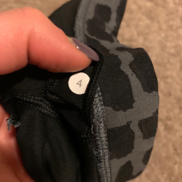 Size 4 lululemon sports bra - Picture 3 of 3